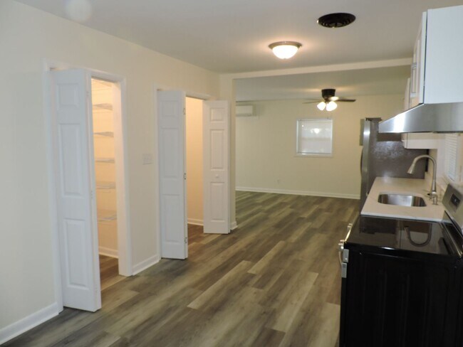Building Photo - Convenient Norttheast location!