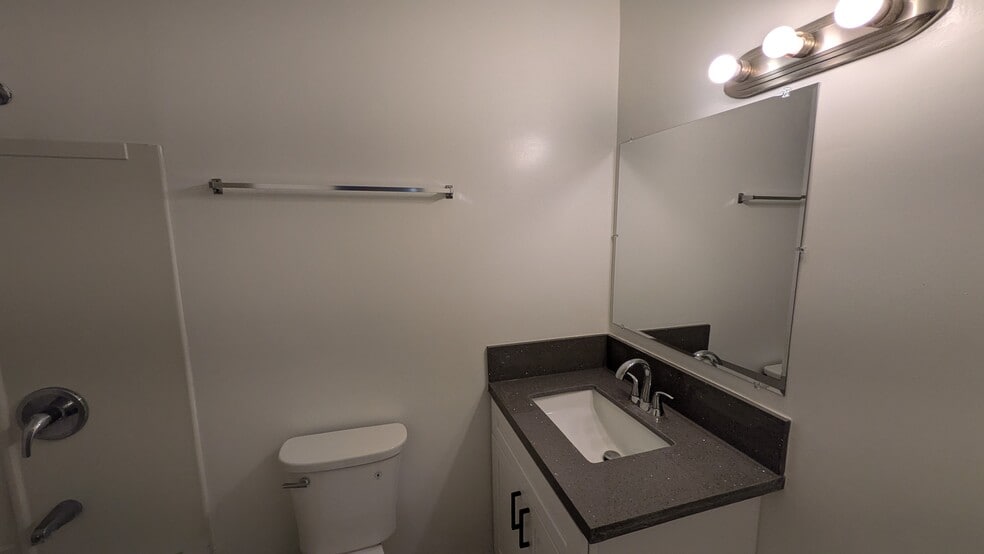 BATH ROOM - 4111 Abner St