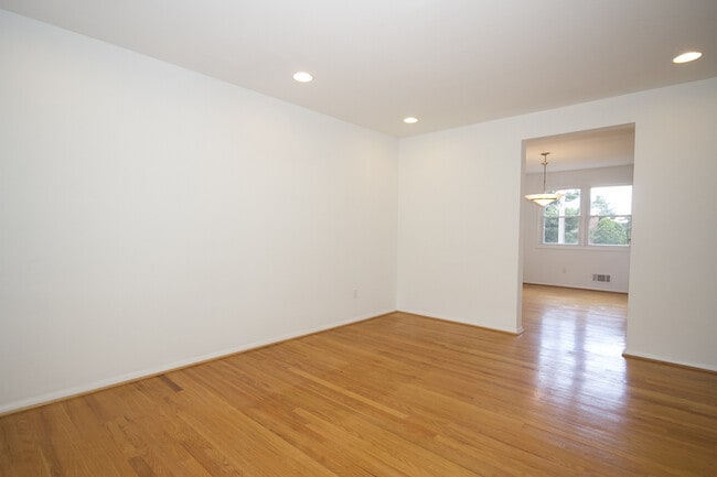 Building Photo - Welcome to this lovely 3bd 1.5bth home!