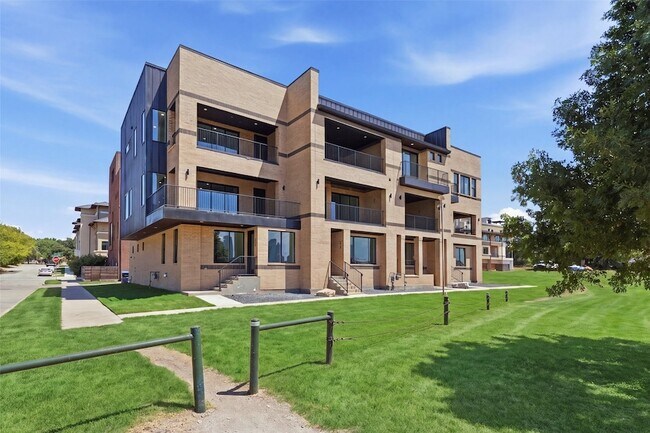 Building Photo - 404 Vista Buena Trl