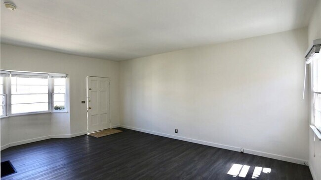 Building Photo - 364 Cliff Dr