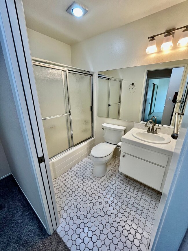 Building Photo - Beautiful 2bd/2bath townhome in La Jolla Community. Large patio.  Laundry and garage