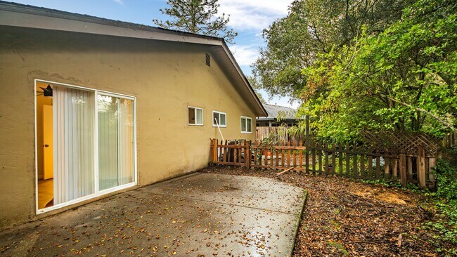 Building Photo - 441-443 Pheasant Ln - 443 Pheasant Ln. Santa Rosa, CA 95403