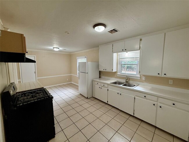 Building Photo - 1728 Hasley Dr