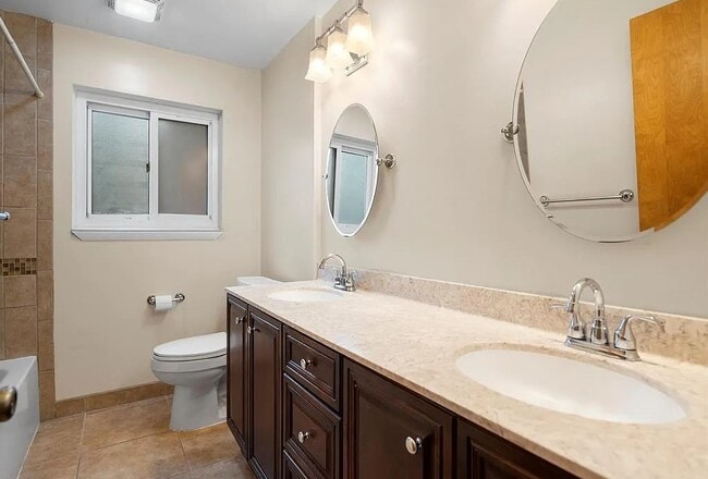 Building Photo - 2754 Northampton Dr