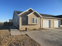 Building Photo - 3 Bedroom 2 Bath Twin Home in Cedar Willows