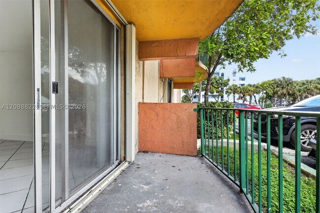 Building Photo - 9360 Fontainebleau Blvd