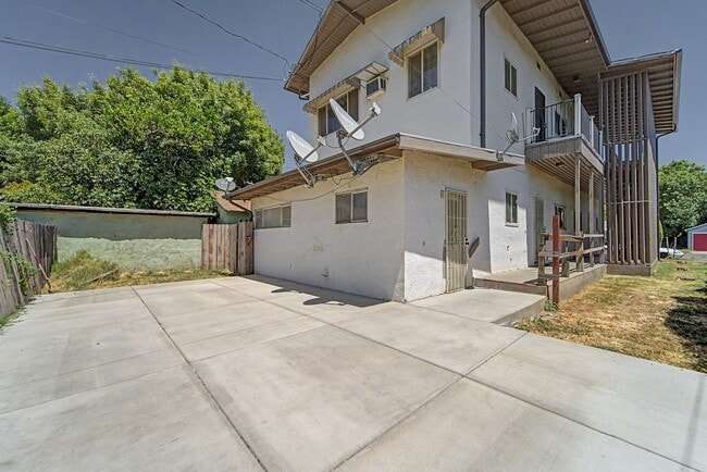 Building Photo - 806 H St