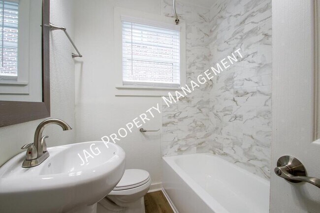 Building Photo - 2892 College St