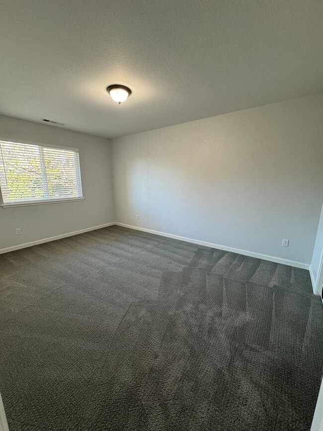 Building Photo - Beautifully Updated 3 Bed/2.5 Bath Townhom...