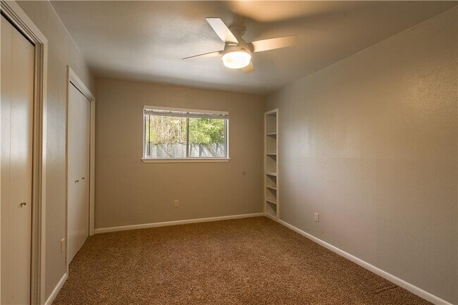Building Photo - 6810 Willamette Dr