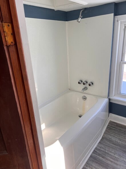 Upstairs bathroom - 4855 Sandy Point Rd