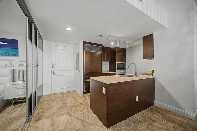 Building Photo - 485 Brickell Ave