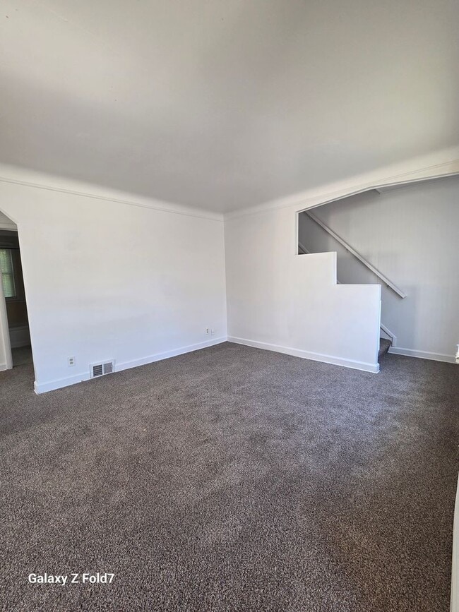 Building Photo - $1200 2 bedroom bungalow