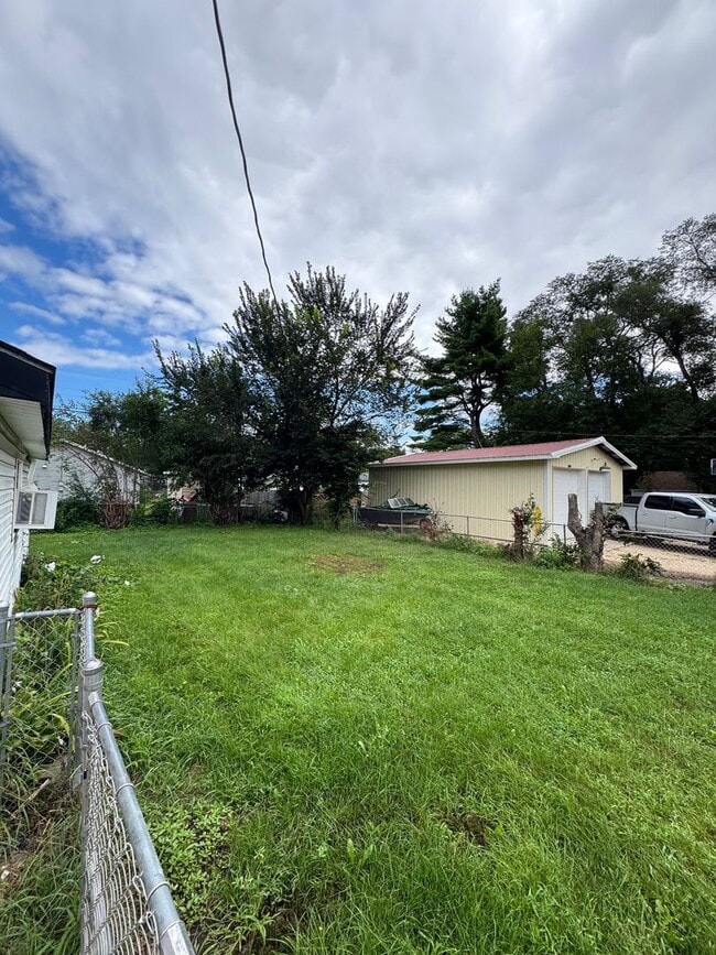 Building Photo - Two Bedroom One Bathroom Home in Machesney...