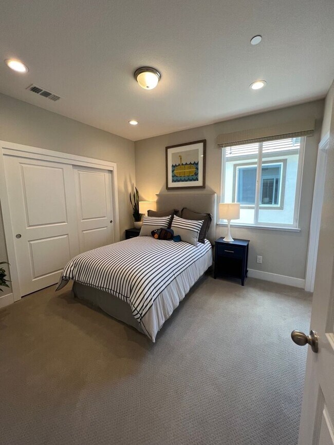 Building Photo - 809 Cosmos Dr