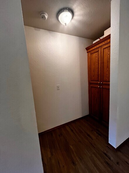 Building Photo - 715 E Forest Ct Ln