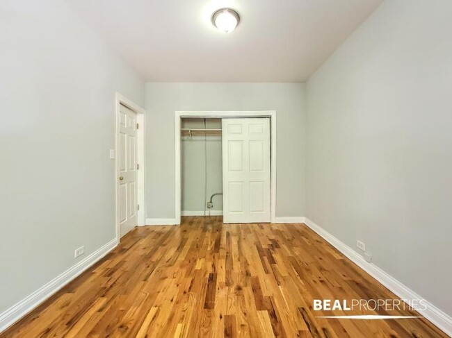 Building Photo - 2 bedroom in CHICAGO IL 60613