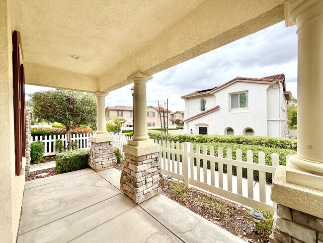 Building Photo - Charming 3 Bedroom Bel Flora Home with Private Patio & Amenities
