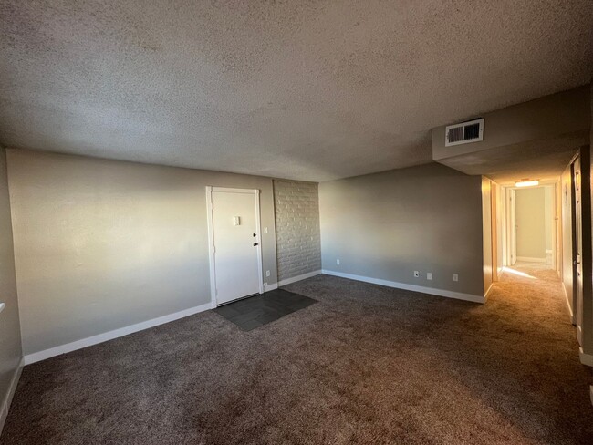 Building Photo - 3 Bedroom 2 Bathroom Condo Near Leetsdale ...