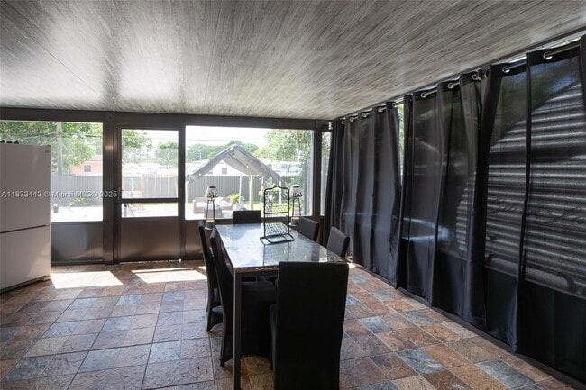 Building Photo - 1240 Peri St