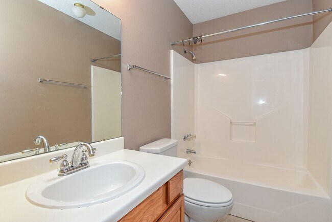 Building Photo - Nice Three Bedroom Duplex in Commerce in a...