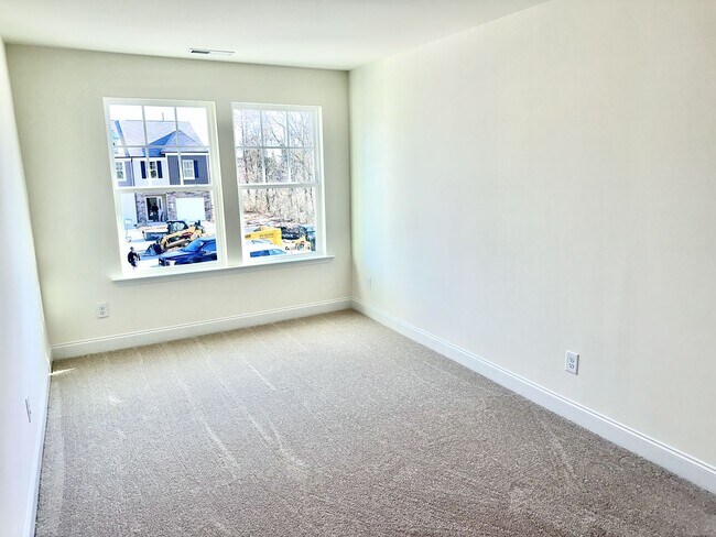 Building Photo - Bed 2.5 Bath End Unit Townhome In a Prime Location!!