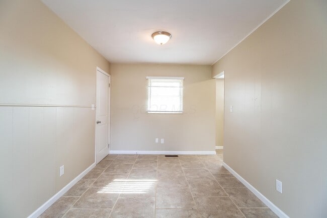 Building Photo - 1880 Queensrowe Pl