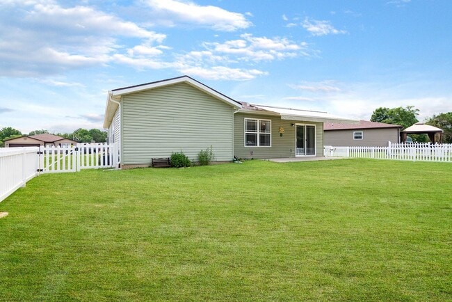 Building Photo - 3 bedroom 2 bath 2 Car Garage with fenced yard  for rent, Hollister, MO