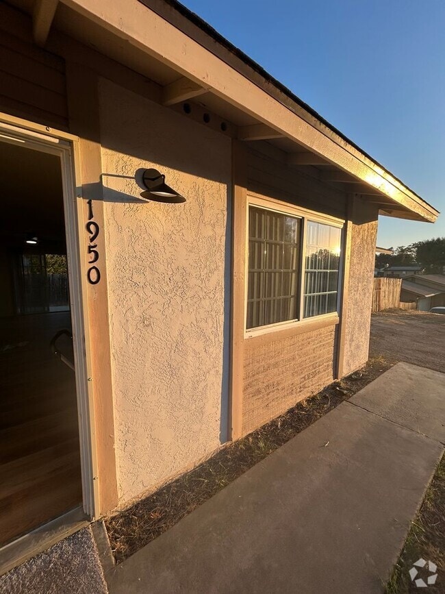 Building Photo - Charming Renovated 3 Bedroom/2 Bath Single...