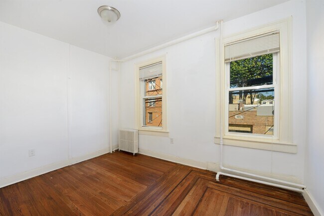 Building Photo - 321 5th St