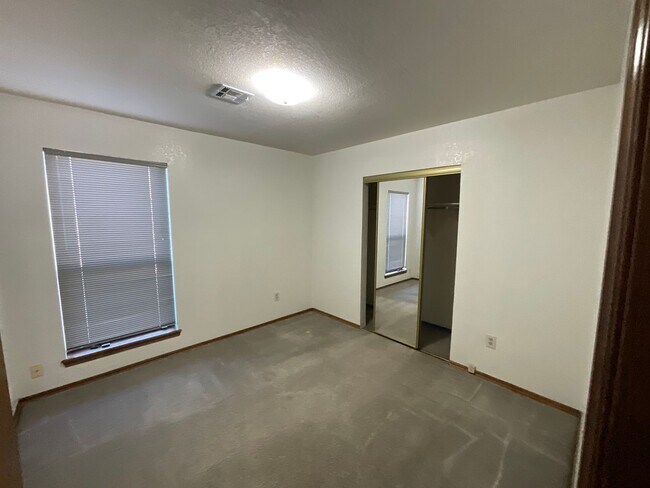 Building Photo - Spacious 3 bed, 2 bath, 2 living areas, 2 car garage