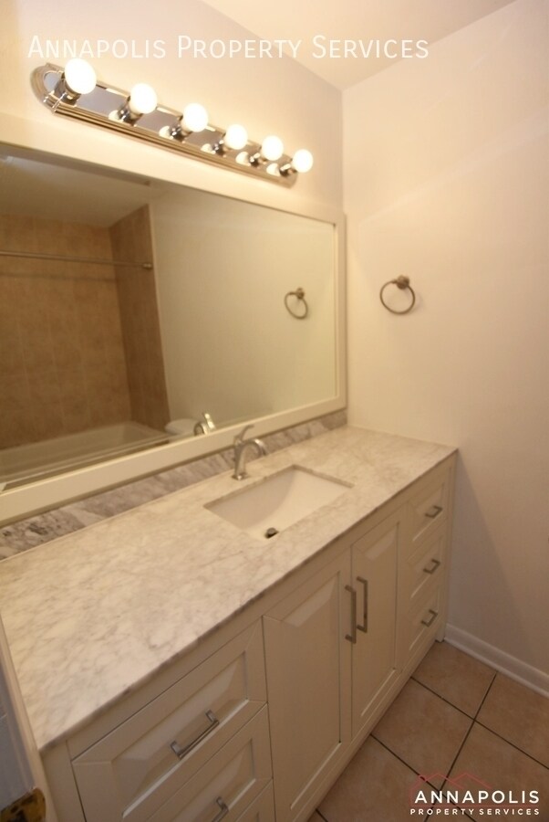 Building Photo - 1027 Springhill Way