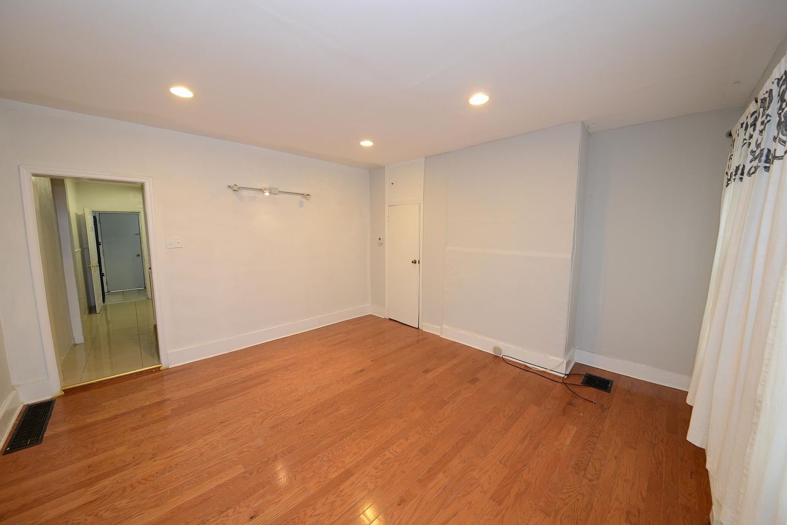 Building Photo - 128 S Bonsall St