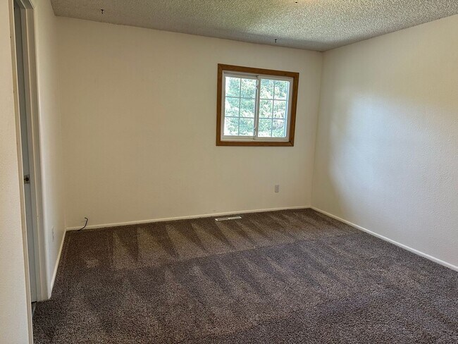 Building Photo - 144 Stillwater Ln