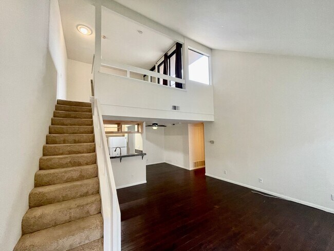 Building Photo - Adorable 1bdrm + loft in Lake Forest