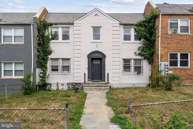 Primary Photo - 1222 Meigs Pl NE