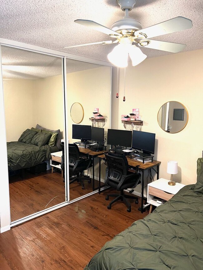 Building Photo - 2 Bedroom 2 Bath Sanctuary!