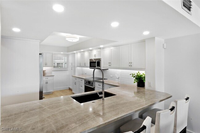 Building Photo - 800 River Point Dr