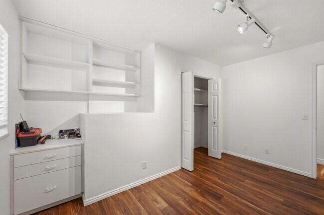 Building Photo - 12 E 500 S