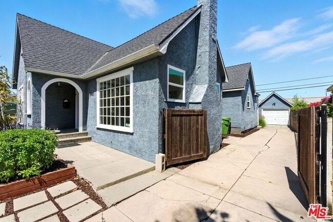 Building Photo - 5428 S Victoria Ave