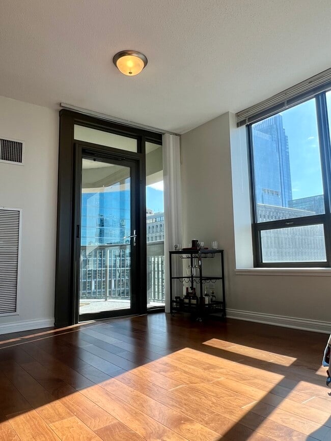 Building Photo - 400 N La Salle Dr