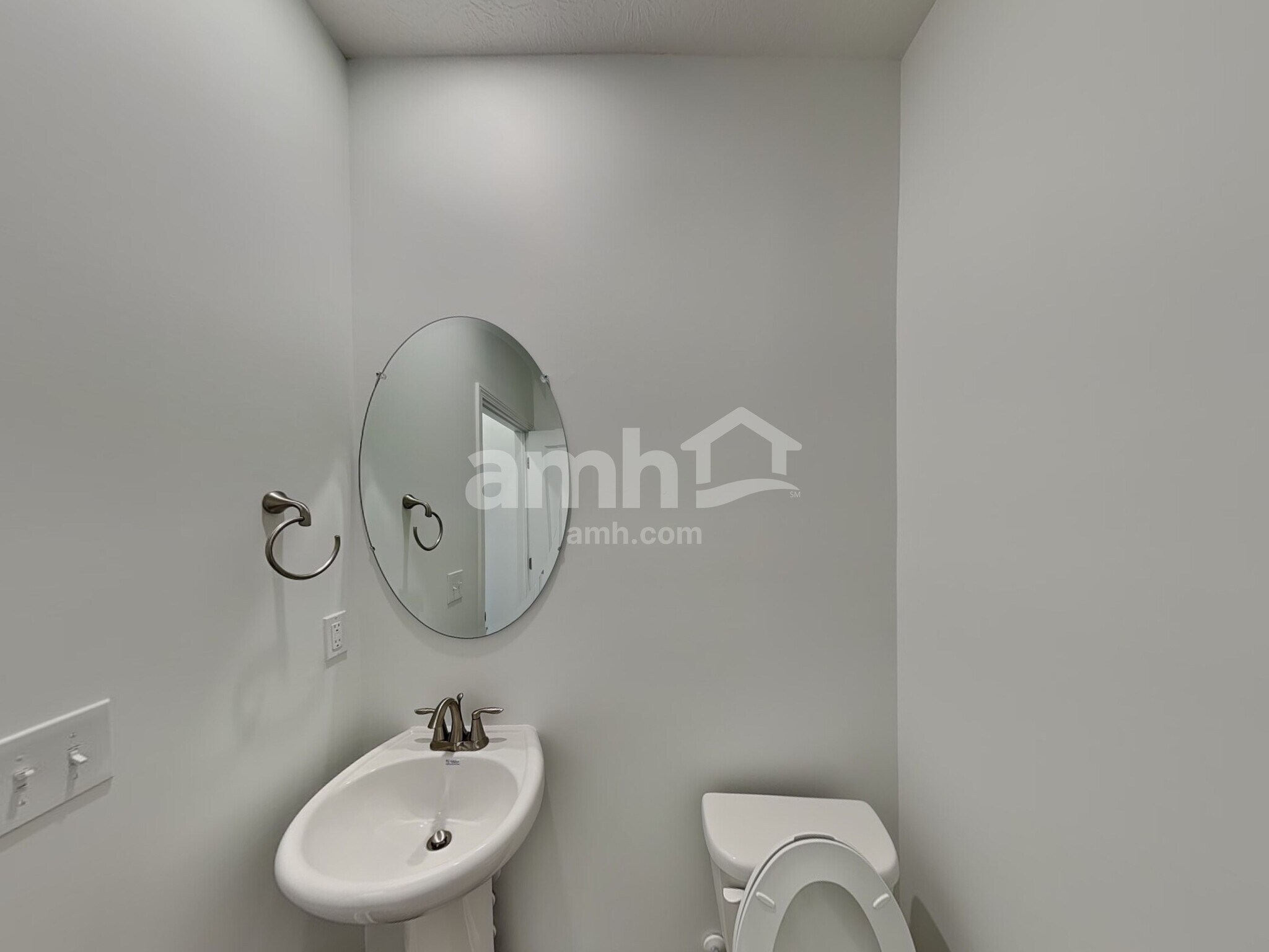 Building Photo - 1004 Heritage Blvd