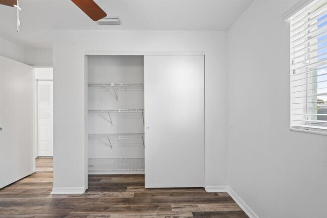 Building Photo - 6634 Hickorywood Ln