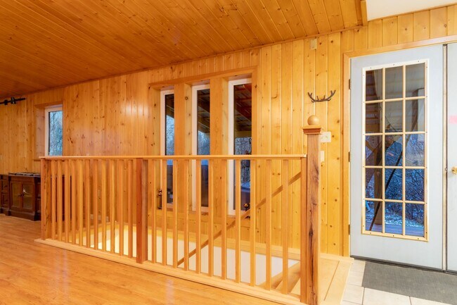 Building Photo - 3BR/3BA Home on 1.9 Acres – Garage & Pet F...