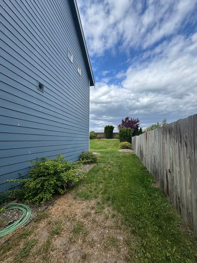 Building Photo - Large 4 Bed Rental in Established Neighbor...