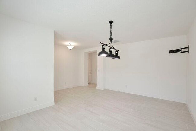 Building Photo - Stylish and Spacious 3/2.5 Home with No Re...