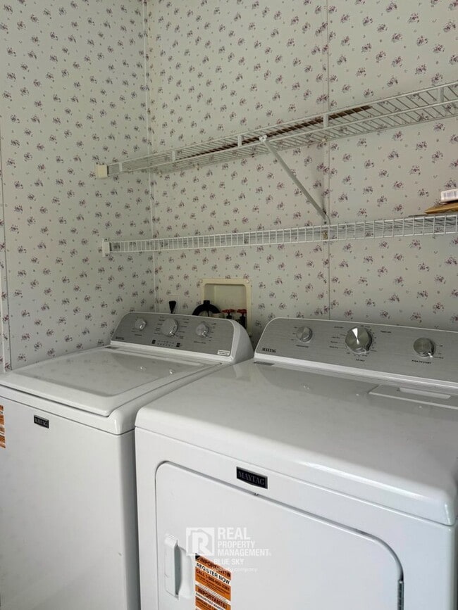 Building Photo - 5641 Columbia Dr