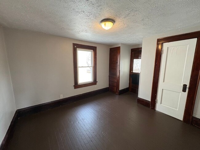 Building Photo - Four bedroom one bathroom home for rent