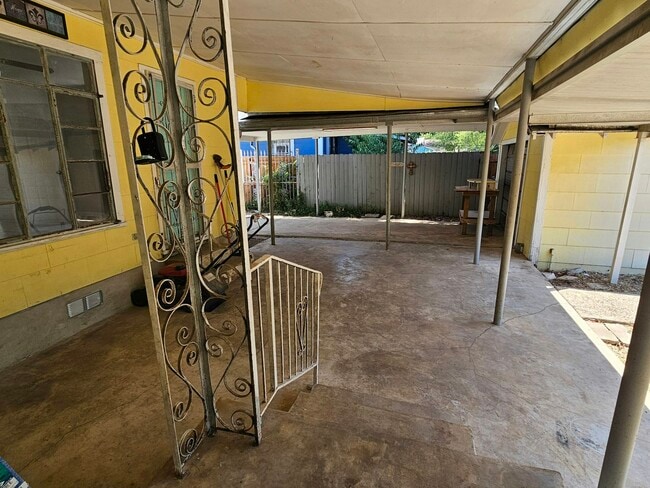 Building Photo - 3214 W Travis St